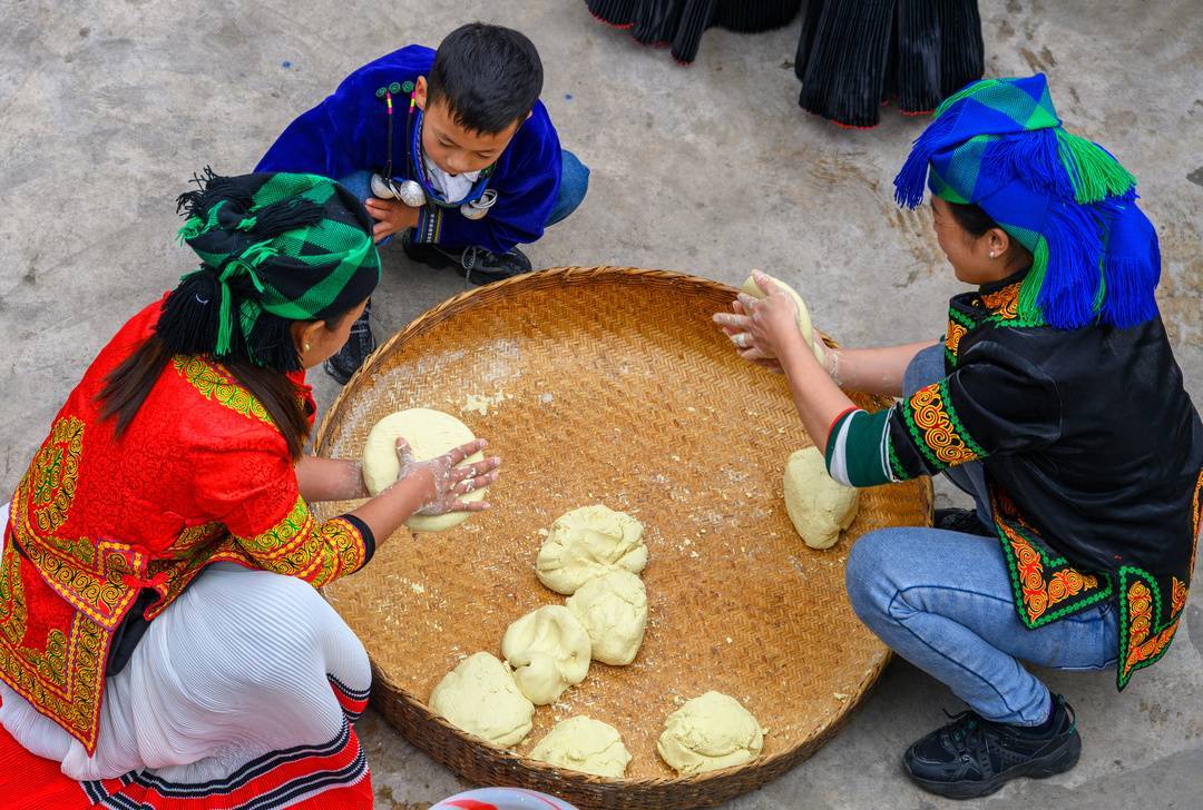 图为2021年11月彝族年期间,甘洛县波波乡乃托村,群众欢聚一堂玩起"磨