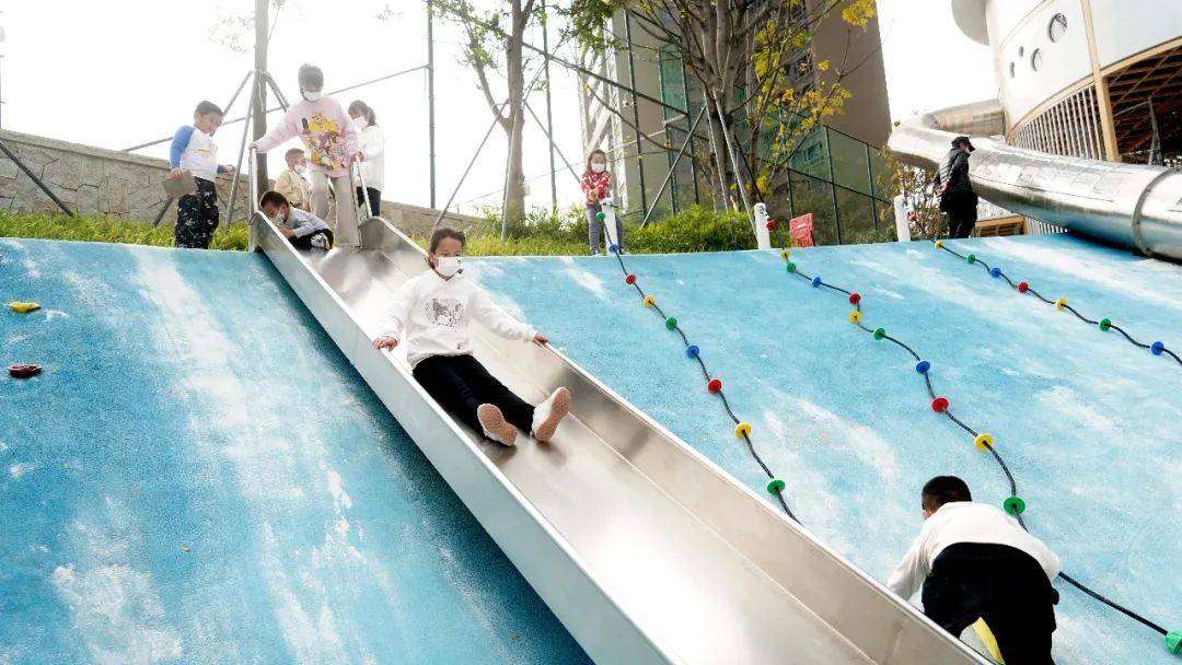 弹跳,平衡,滑动,爬行需求△儿童乐园里,充满孩子的欢声笑语△游戏场地