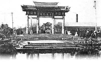 在南通唐闸镇开办大生纱厂,还经营内河航运,图①为老照片中的大生码头