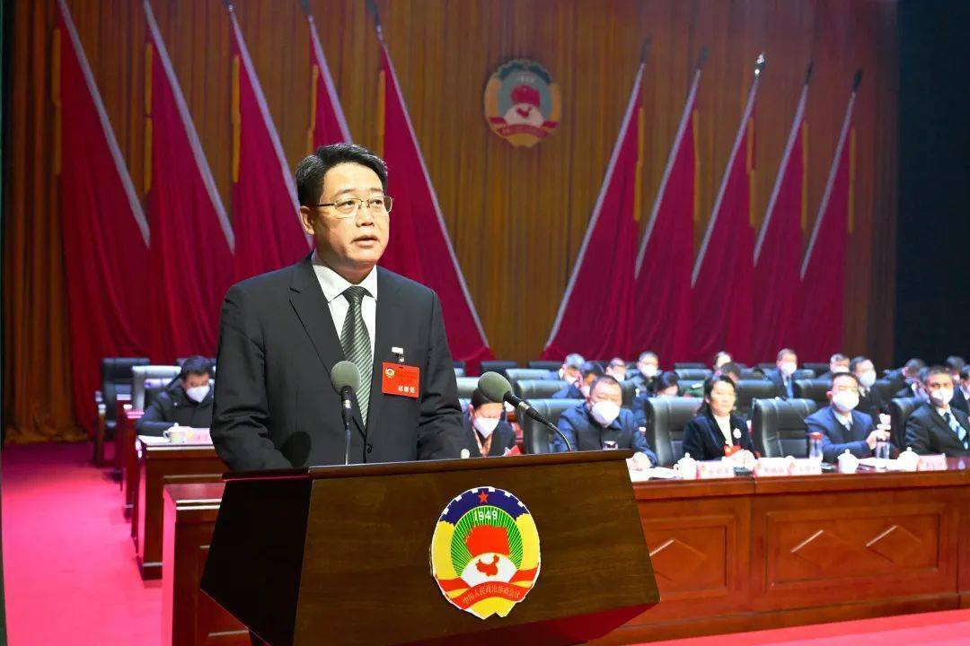 何胜对委员们的发言给予了充分肯定.