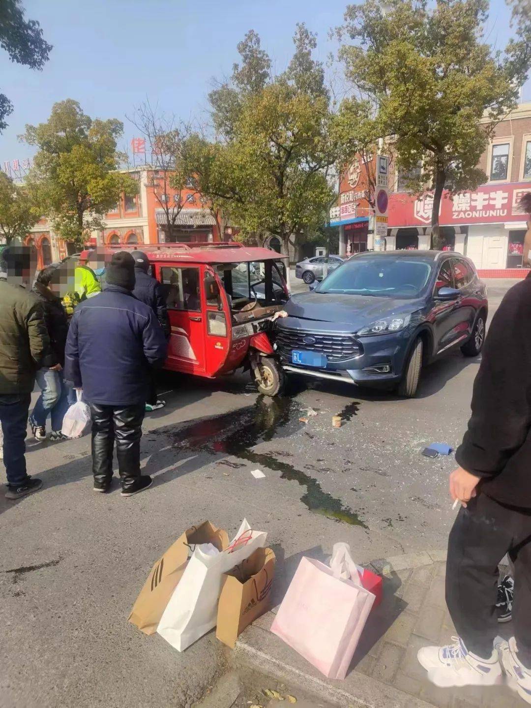 镇江新区某路口发生车祸,玻璃粉碎,流了一地._信息港_网友_温泉