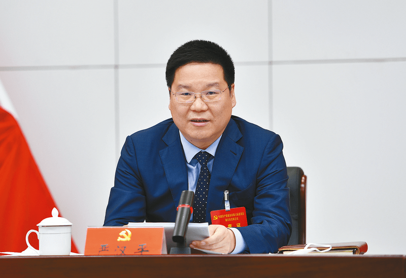 1月6日,市委副书记,市长严汉平在中共延安市委六届四次全会上讲话.