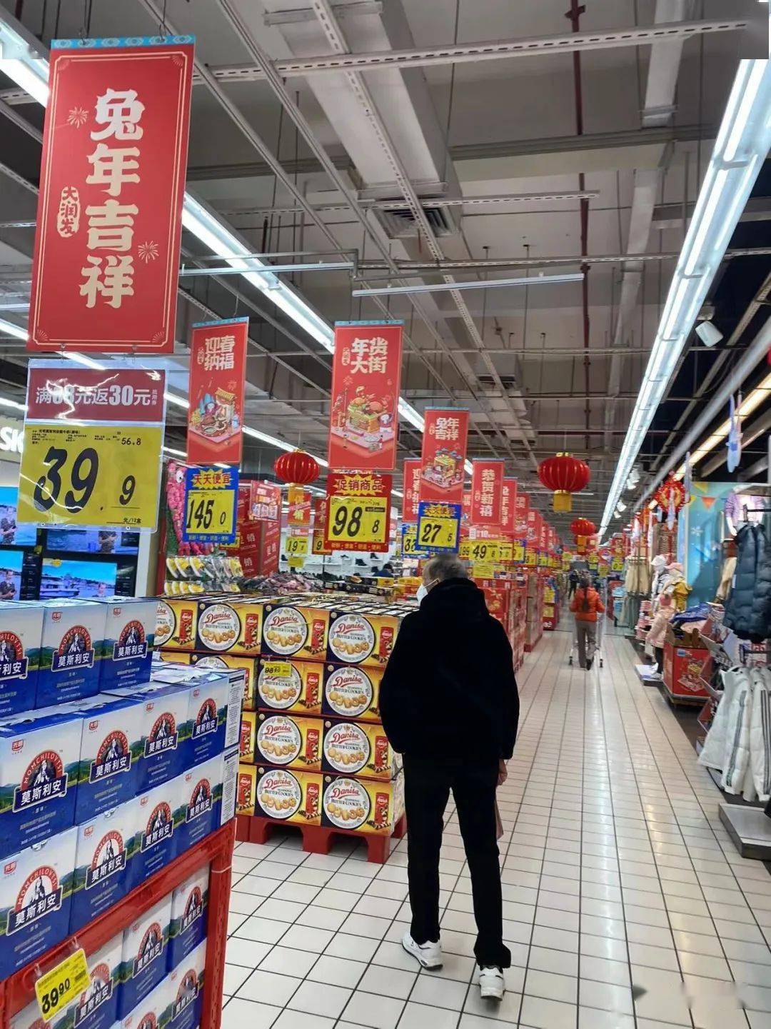 大润发常德店年货陈列很有气势