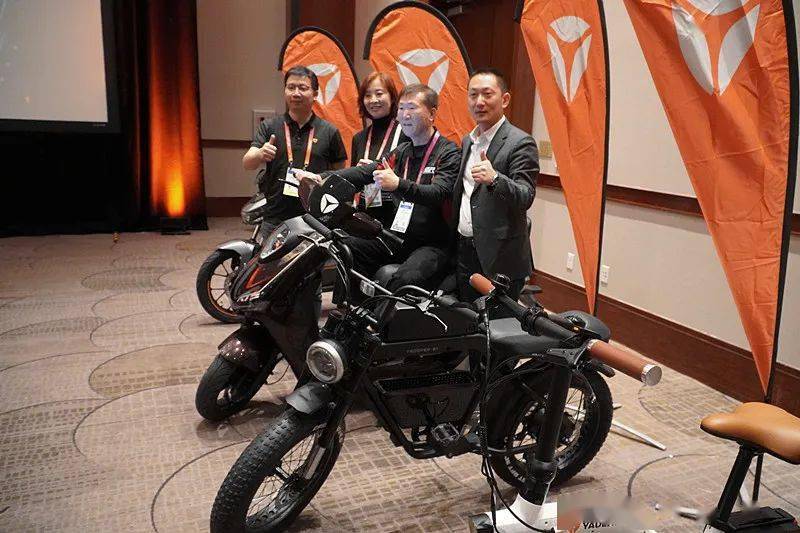 右为杨剑,左为雅迪全球营销副总裁andy luo接受视频采访的雅迪科技