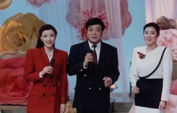 1990年,杨澜面试《正大综艺》被要求穿比基尼,她的答复让所有考官佩服