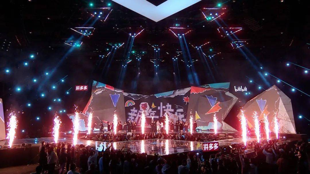 整场晚会由总制作emd大象做梦担纲,宋铁军担任制片主任,黄玺担任总