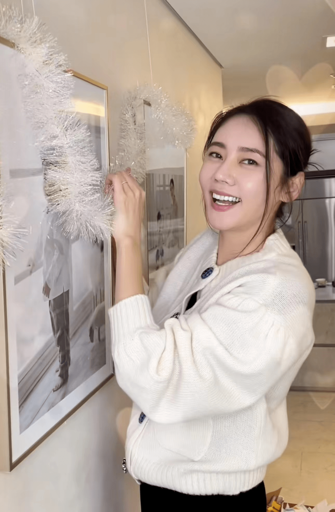 43岁秋瓷炫疑高龄怀二胎,小腹隆起孕味十足,笑容满面行为惹争议_网友