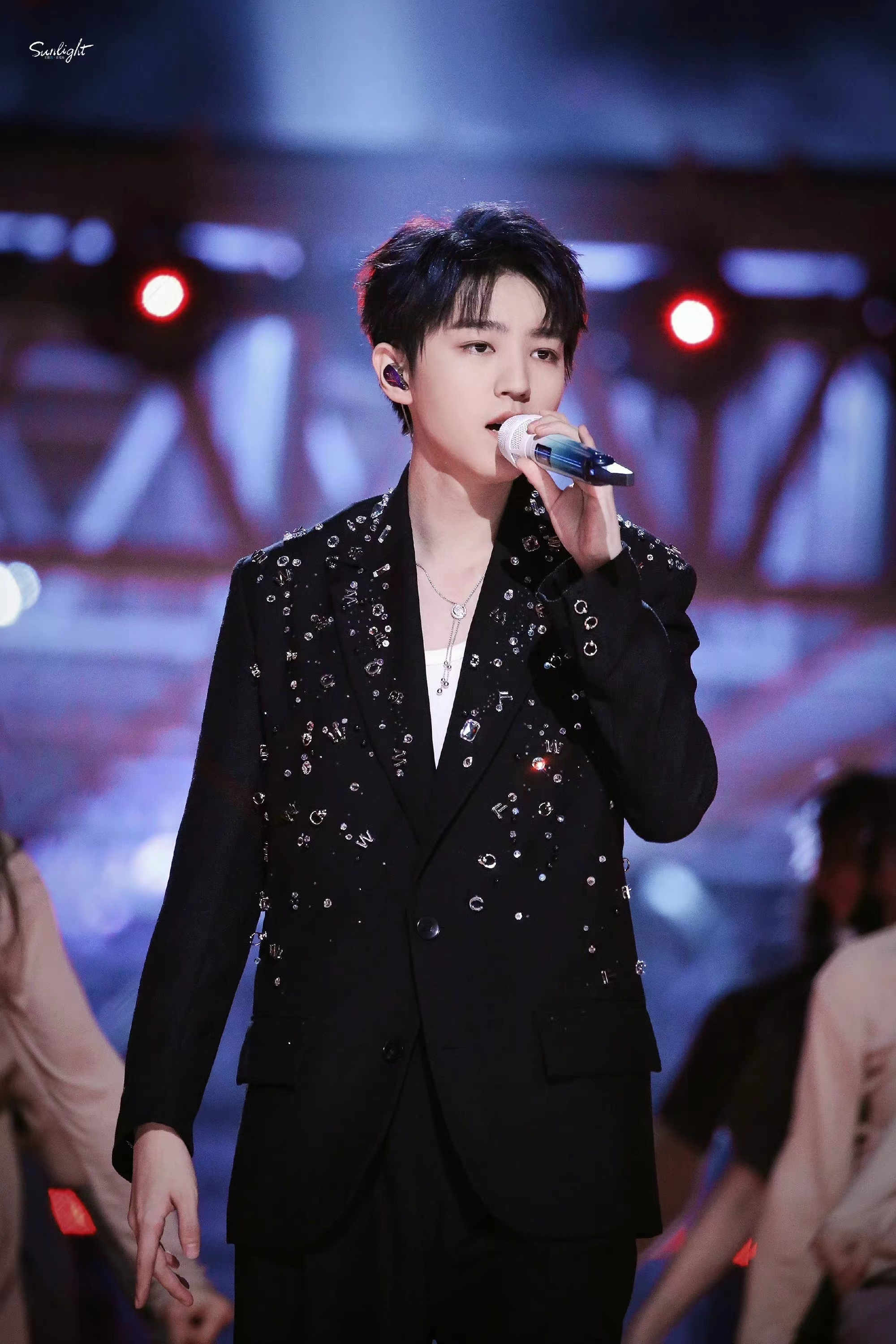 王俊凯跨年演唱会唱太好被质疑假唱,导演忙回应,网友:清者自清_分析