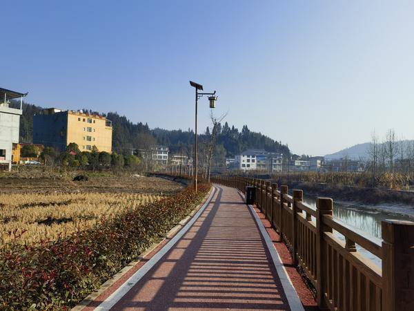 "热闹过大年 乡村焕新颜" ——利川市凉雾乡关东村开展村庄清洁活动_