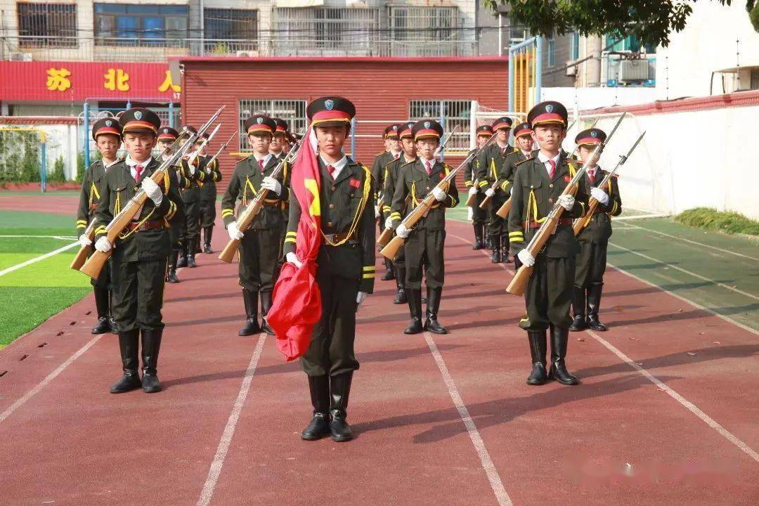 张家港市退役军人事务局服务中心副主任张敏以及孙逊群