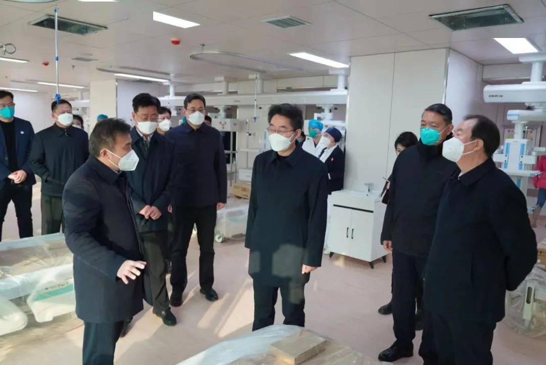 市长李亦博到焦作市人民医院调研重症,危重症患者救治工作并看望一线