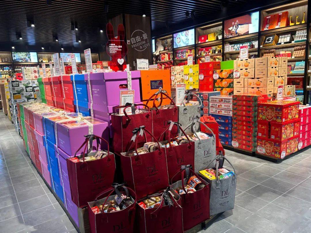 陈列赏析丨胖东来兔年春节陈列及商品选品分享!_礼盒_伊利舒_大礼包