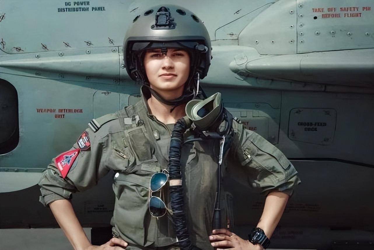 印度首位美女战斗机飞行员抵达日本,高冷墨镜耍酷,参加联合军演