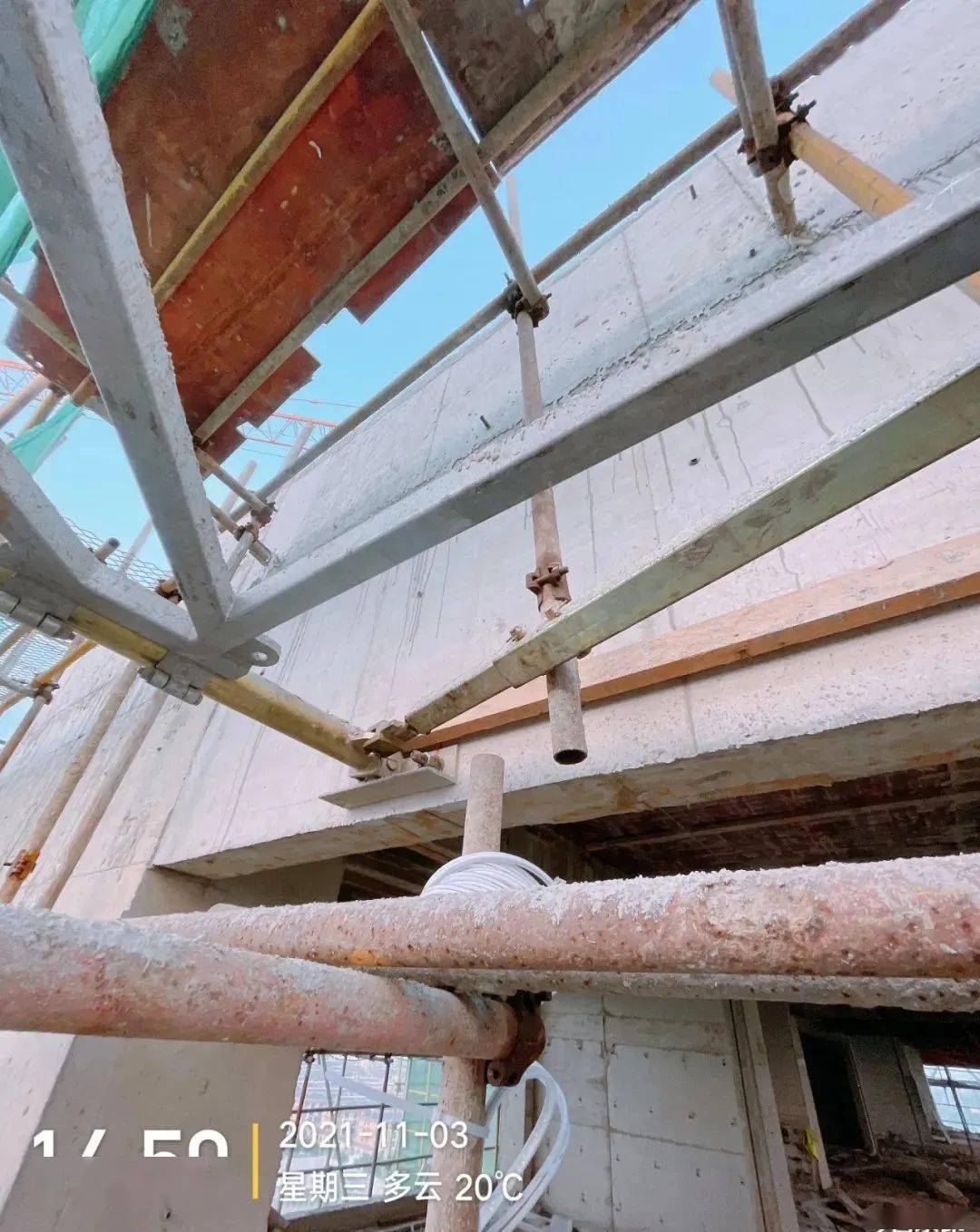 安装附墙,施工电梯进料平台立杆被打断?您可以这样做!