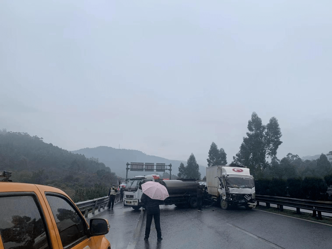 事发突然！福建一高速隧道内三车追尾，一辆货车被挤压变形！沈海车辆事故 8389