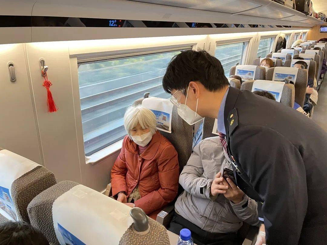 1月10日,由上海开往淮安东的g8268次列车到达无锡站时,乘务员秦梓嘉在