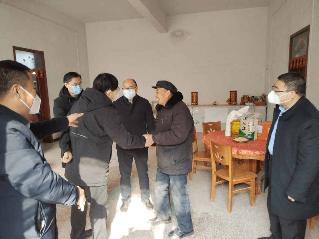 河南牧业经济学院党委副书记李俊杰带队到新蔡进行春节慰问_大马庄村