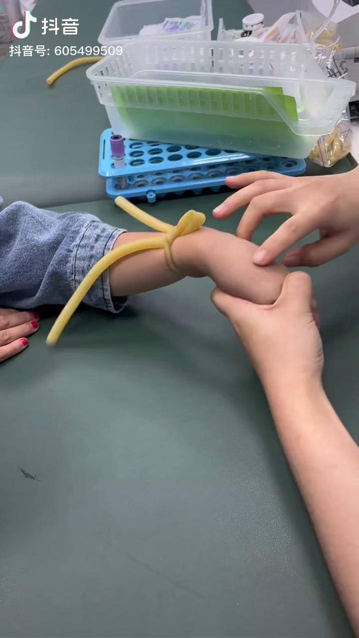 懂事的乖姑娘再来一枚留置针单手退针护士懂护士眼前一亮瑞珠为eye