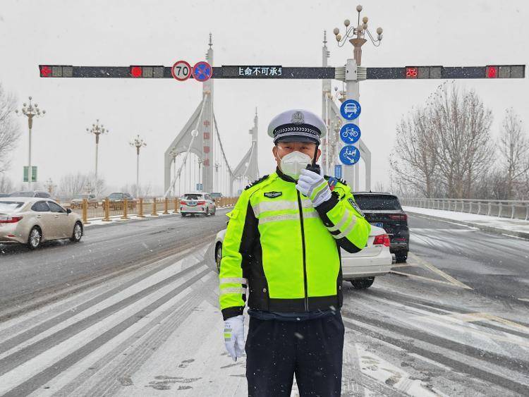 雪天看“警”！聊城交警曲属一大队雪天执勤保安然