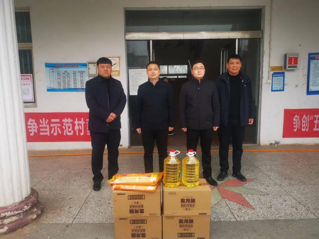 1月12日,党组成员,副局长宋辉到双庙村,申桥乡走访慰问困难群众.