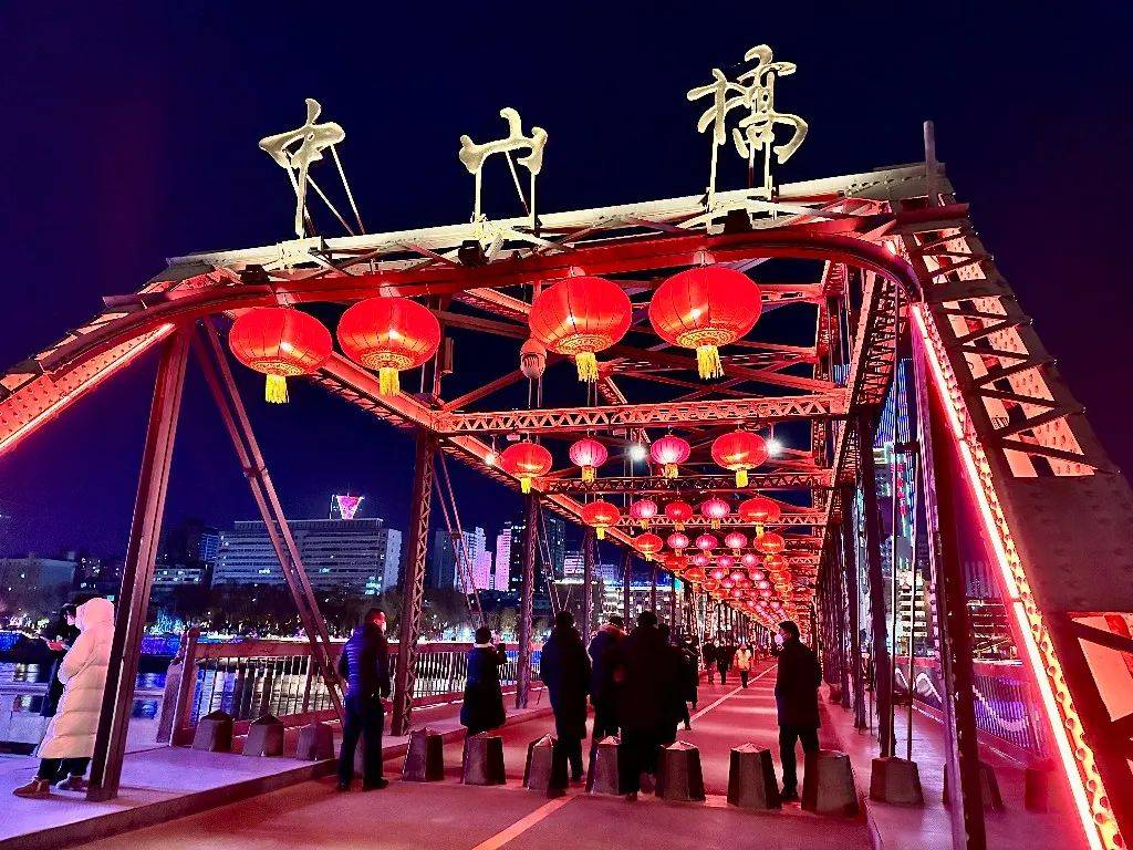 兰州市城关区亮灯营造欢乐祥和年味_市民_灯笼_灯组