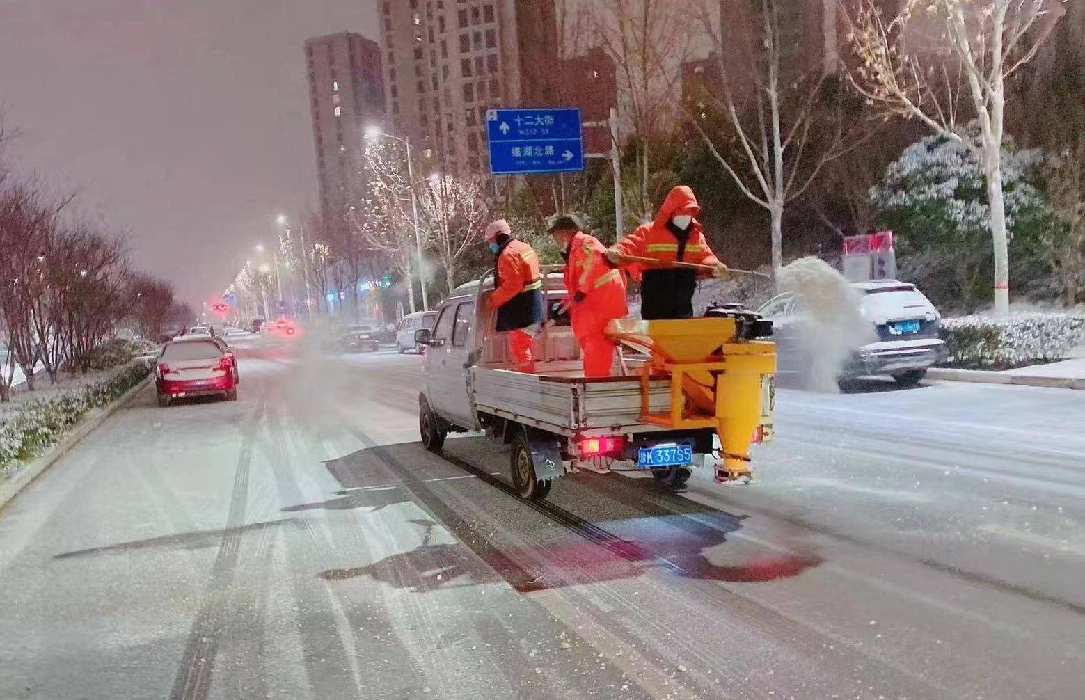 郑州共出动3万余人除冰雪 目前市内多条道路无冰雪 交通顺畅