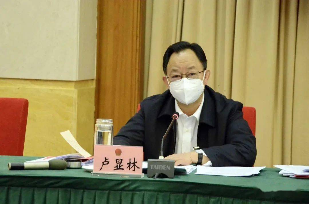 卢显林代表说,完全赞同省人大常委会工作报告和省"两院"工作报告.