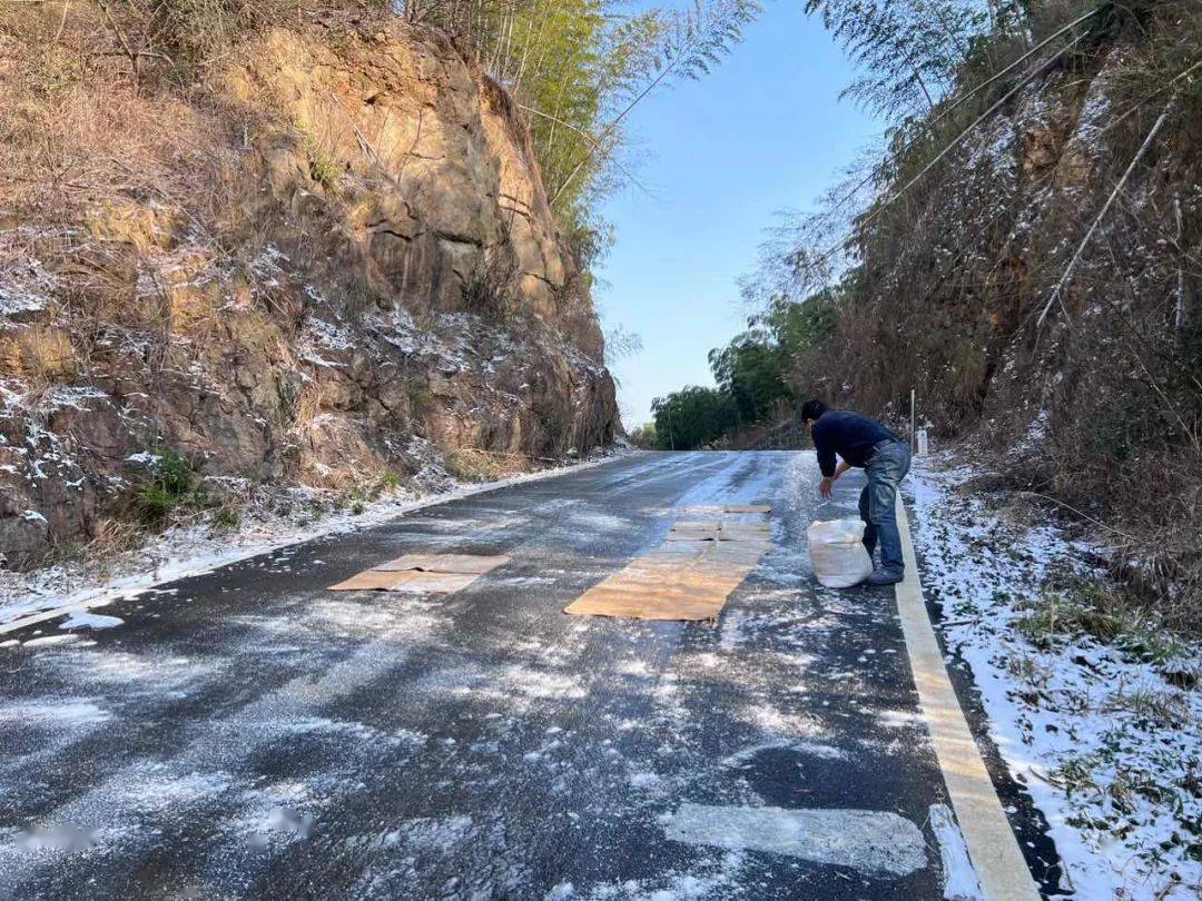 防雪抗凍進行時丨風雪很冷 他們很暖_路段_道路_百丈鎮