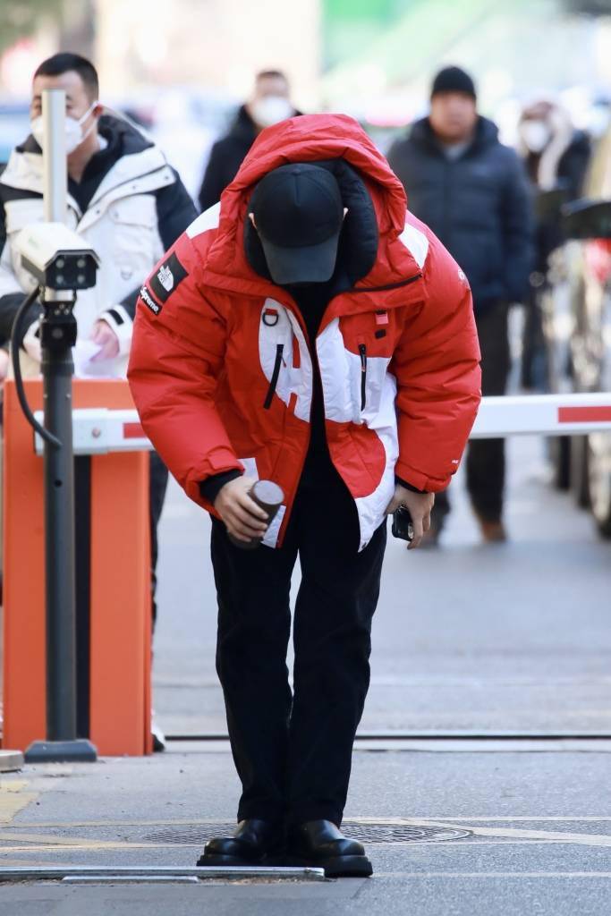 邓超着红白撞色羽绒服现身2023央视春晚彩排_超哥_表演_账号