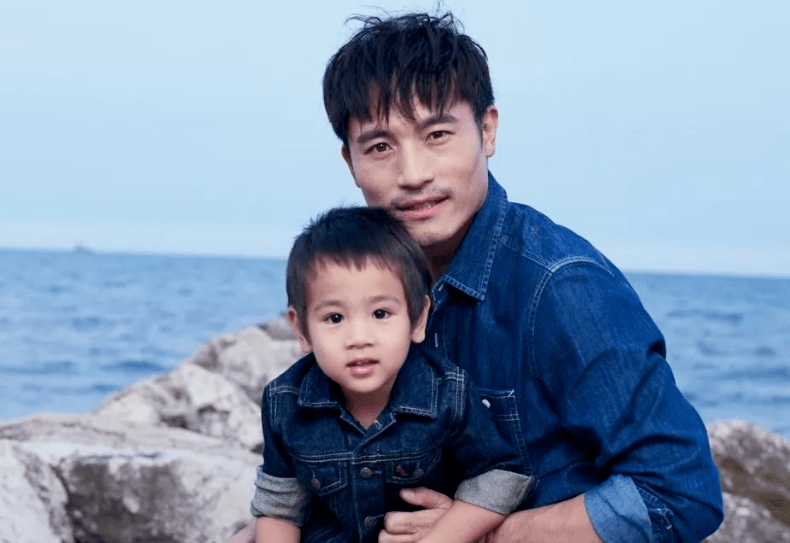 耿乐罕携儿子走红毯!