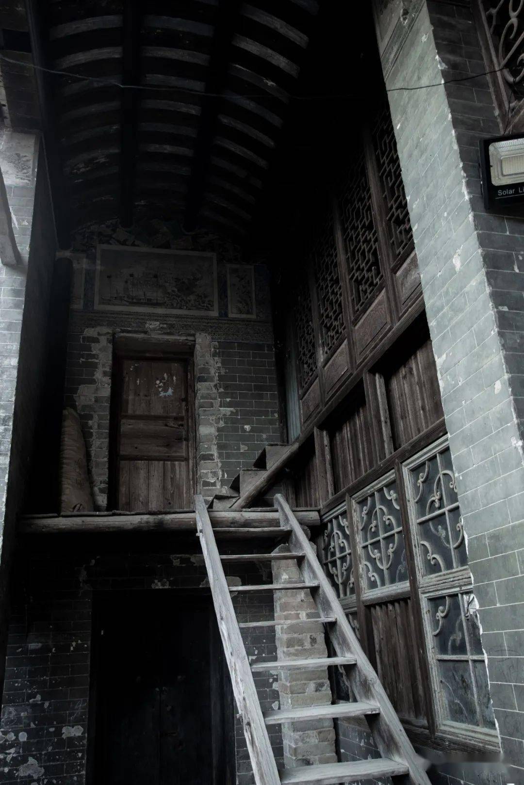 厅,花厅,南厅和石楼,洋楼,东,南,西炮楼及东楼阁,总共有房间九十九间)