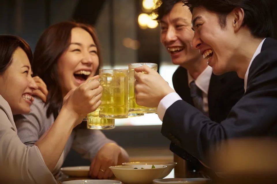 公司员工年会醉酒身亡，同桌人无需担责说明什么_聚餐_义务_责任