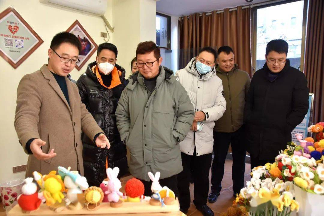 阆中商会对残疾人姐妹的关心关爱表示感谢,刘洪向商会一行客人回赠了