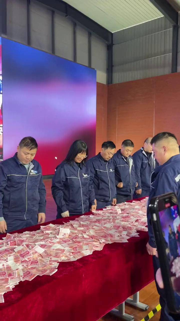 河南矿山起重老板拿出1200多万现金,让车间员工数钱比赛,数多少拿多少