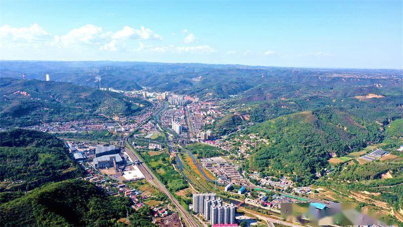 黄陵高新区重点构建"一核两翼"空间布局,以建设高铁新区为依托,打造