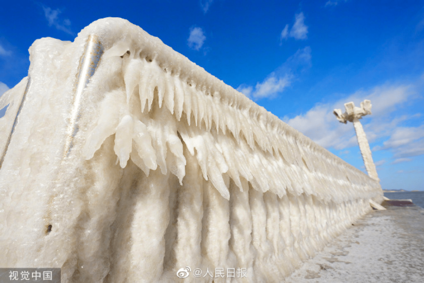 奇观!烟台海边冰凌如柱宛若冰河世纪_山东_寒冬_世界