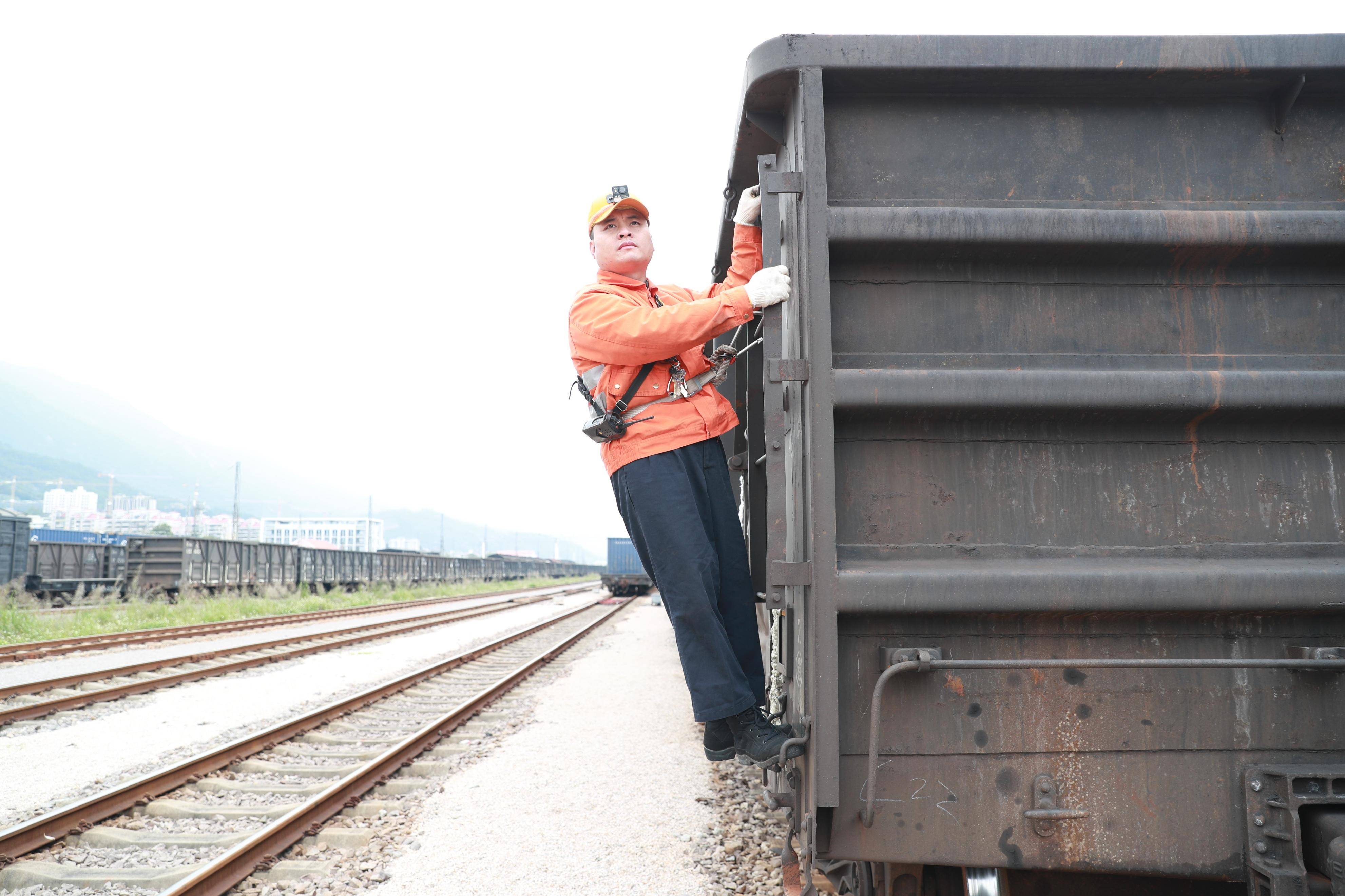 交广会客厅|退伍不褪色,铁肩勇担当——林开胜_作业_工作_列车