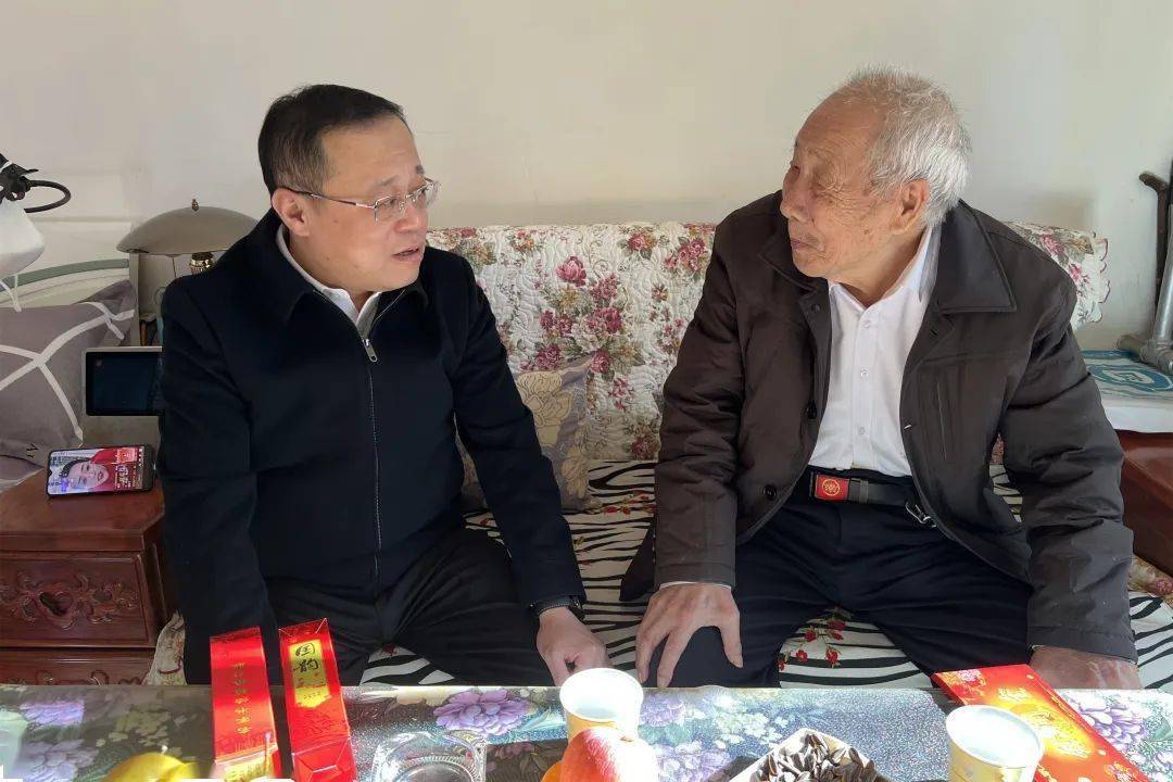 在离休老干部温爱庭家,官地矿党委书记,副矿长王永刚送上诚挚的问候和