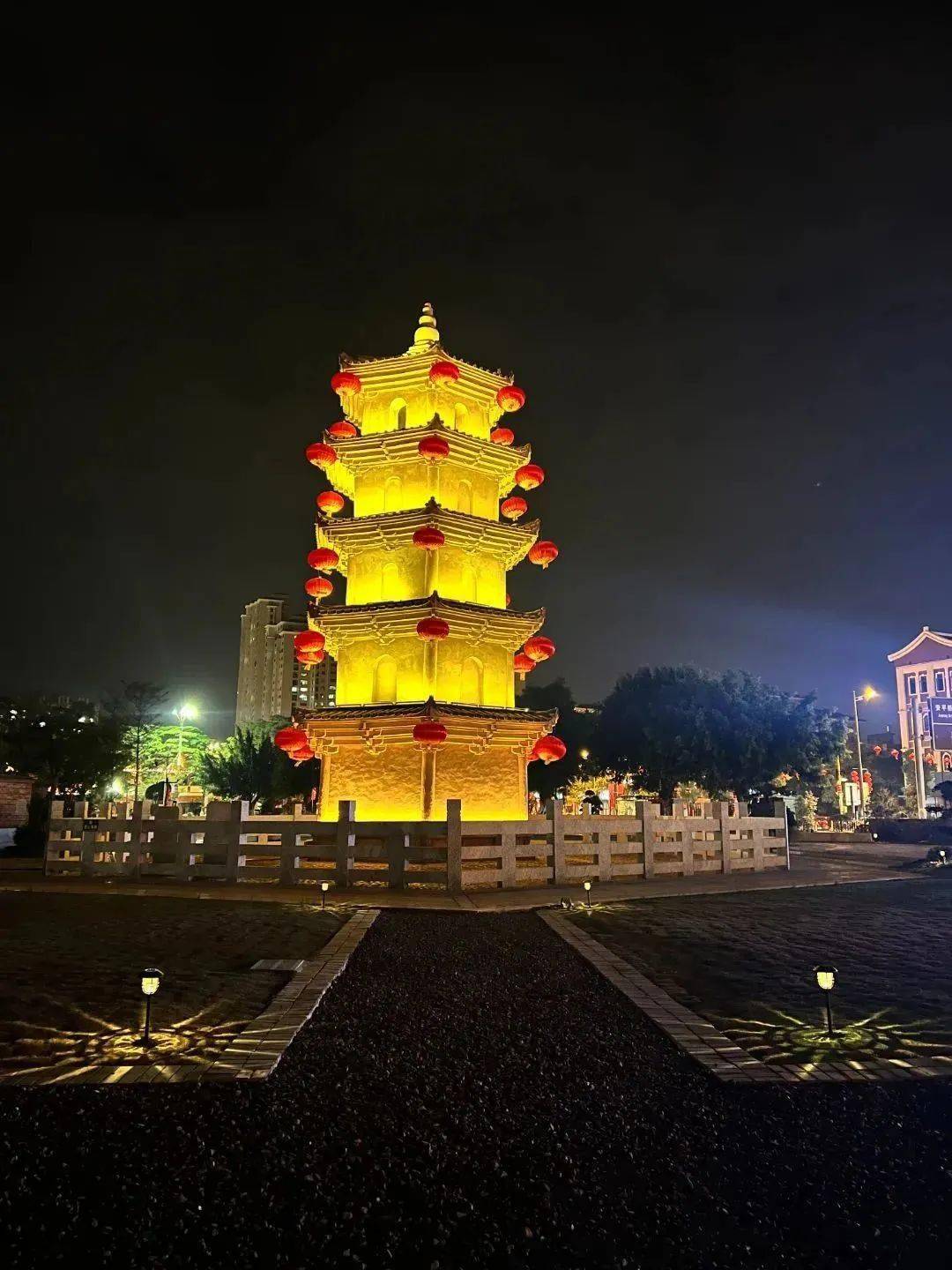 福兔主题小品景观,流光溢彩的夜景……连日来,晋江安海镇在安平桥景区