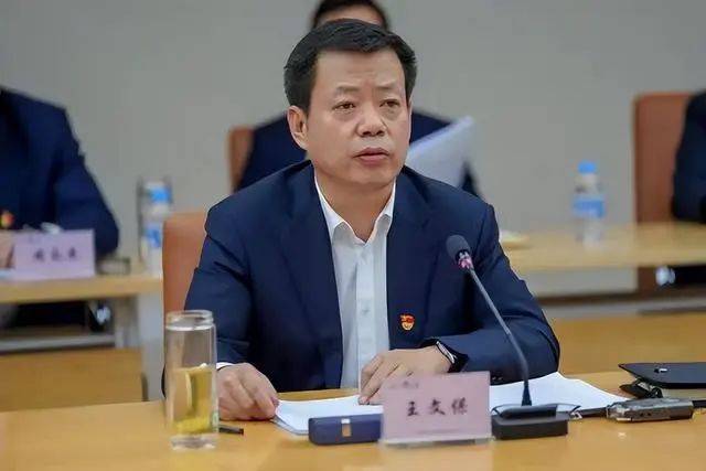 王文保,现任省国资委党委书记,主任,负责省国资委全面工作.