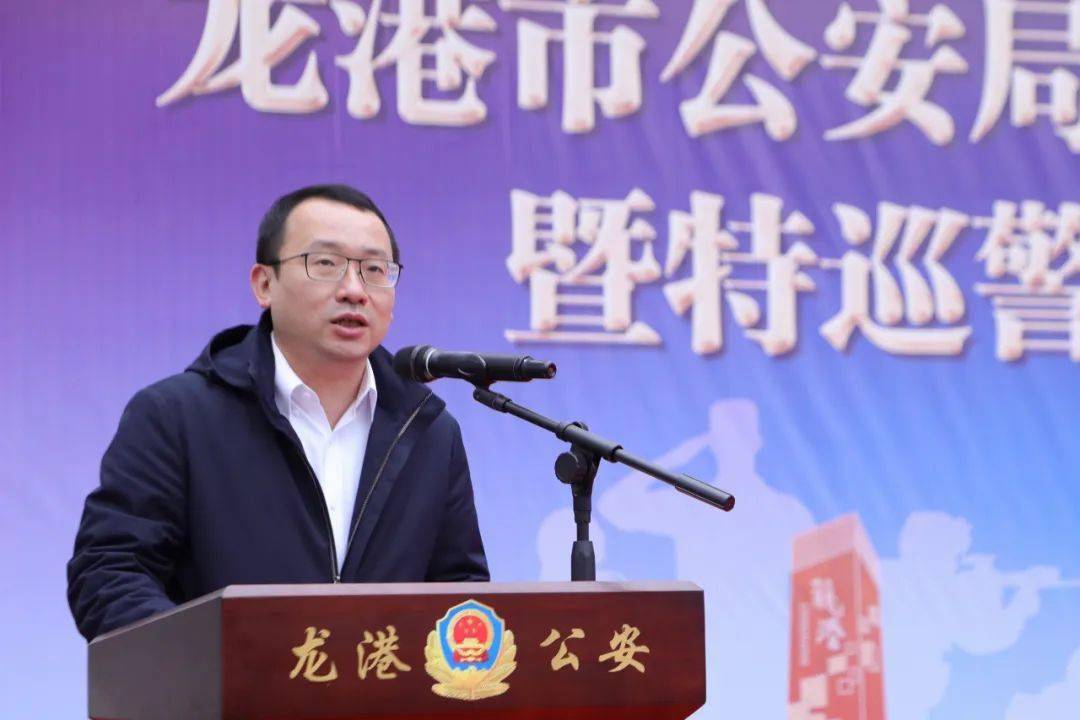 林海涵,侯必仲,张露阳,吴招发一同为特巡警大队新址揭牌仪式上,林海涵