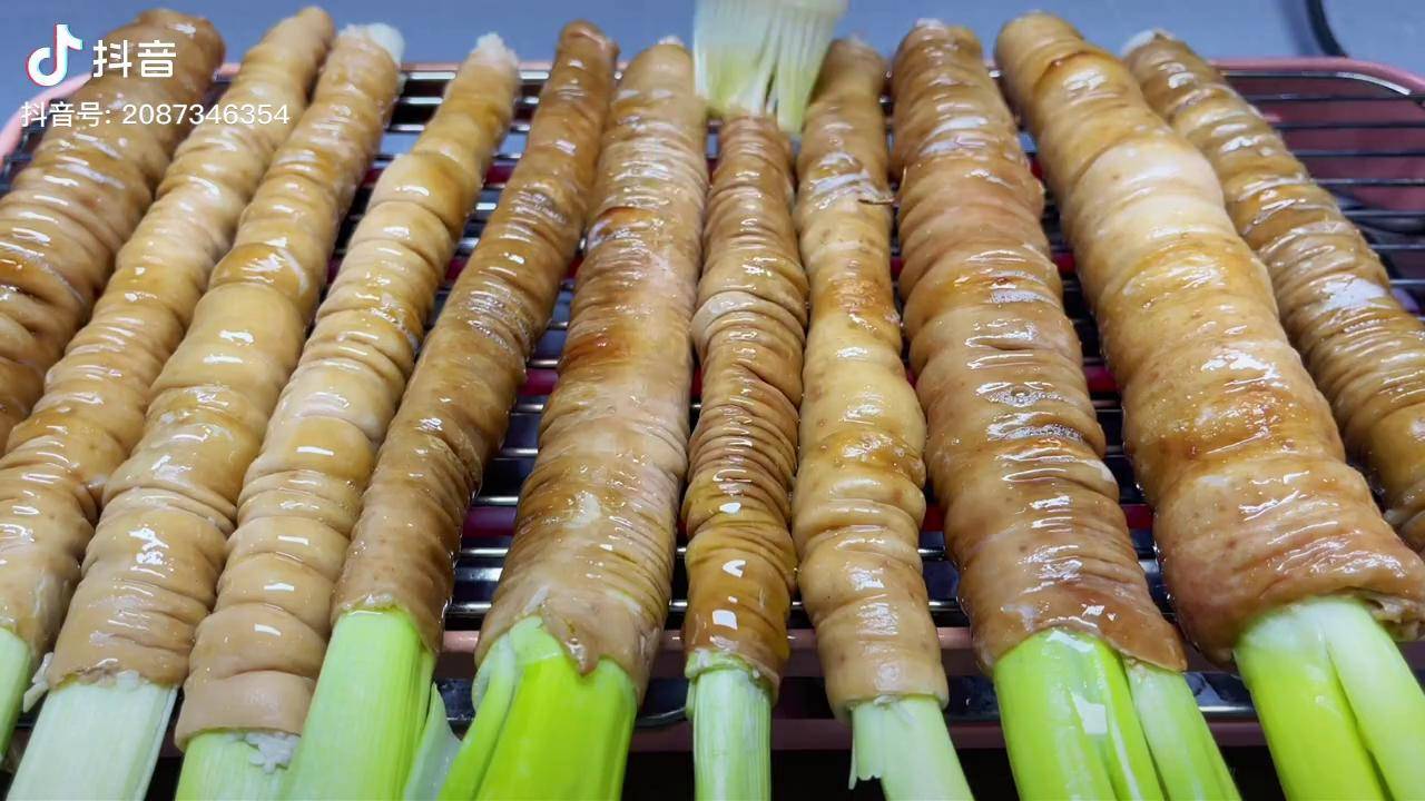 1把大葱,2斤肥肠,在家做网红大葱烤肥肠,滋滋冒油,外焦里嫩