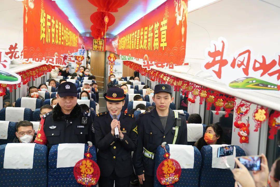 南昌至北京丰台d738次旅客列车上设了"列车春晚"分会场