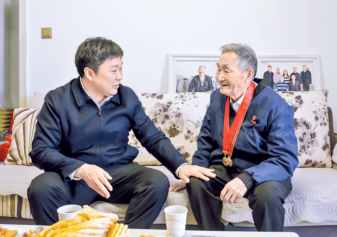 当日上午,州领导曾艳阳,李荣年,韩守领,阿那尔别克·木拉提汗,袁立玲