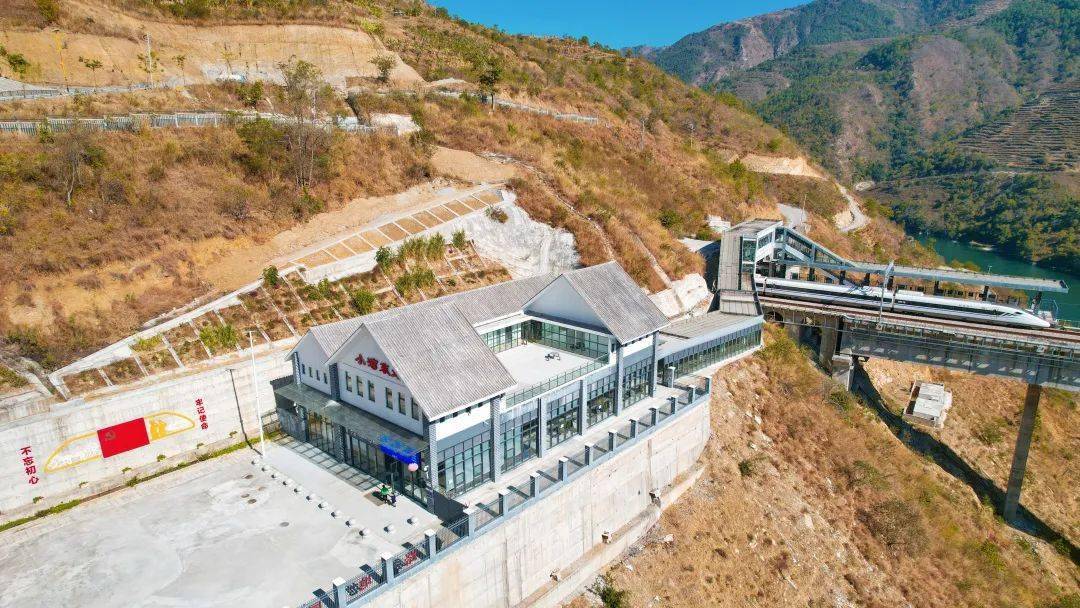 大临铁路小湾东站登上《人民日报》头版!_服务_群众_车站