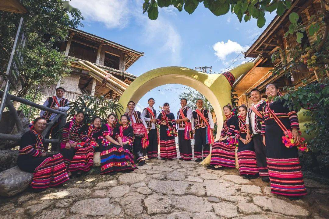 在今年春节复演的排练里,李娜倮都会不断地鼓励村民们,她告诉大家,党