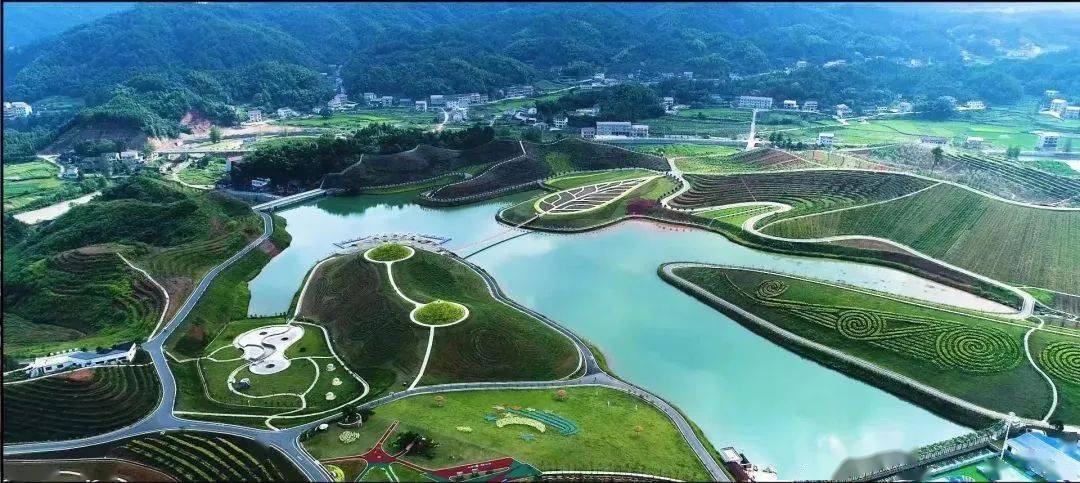 益阳市桃江县桃花江镇紫金湾欢乐王国景区活动内容:杂技表演和魔术