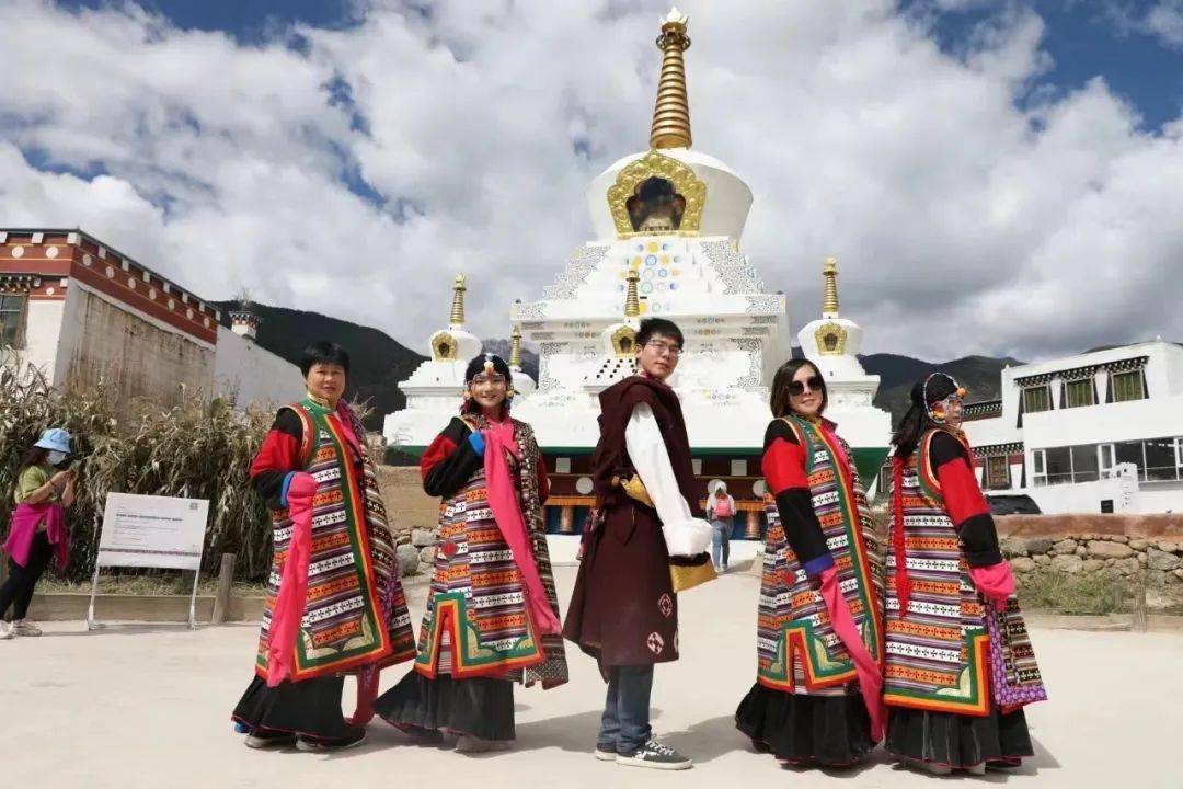 "疯装"是乡城当地妇女的特色民族服装,与白色藏房,桑披岭寺并称为乡城