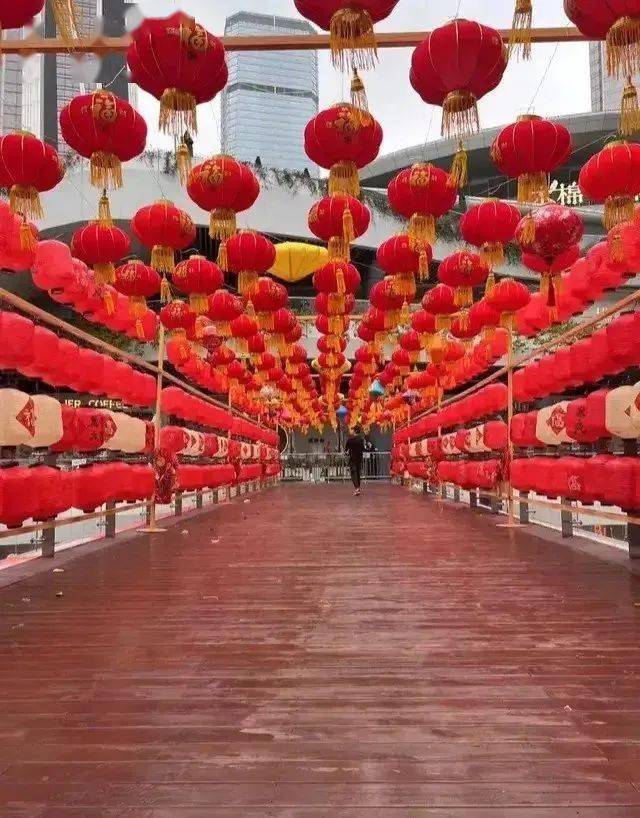 深圳一商场挂白灯笼"日式风"迎新春遭吐槽:就差花圈了.