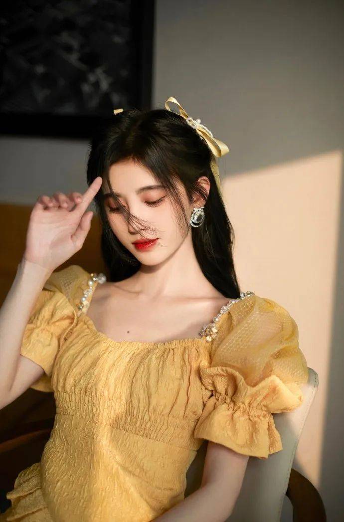 鞠婧祎则是在公主头上变化了很多发饰,两侧可以搭配小巧的蝴蝶结呼应